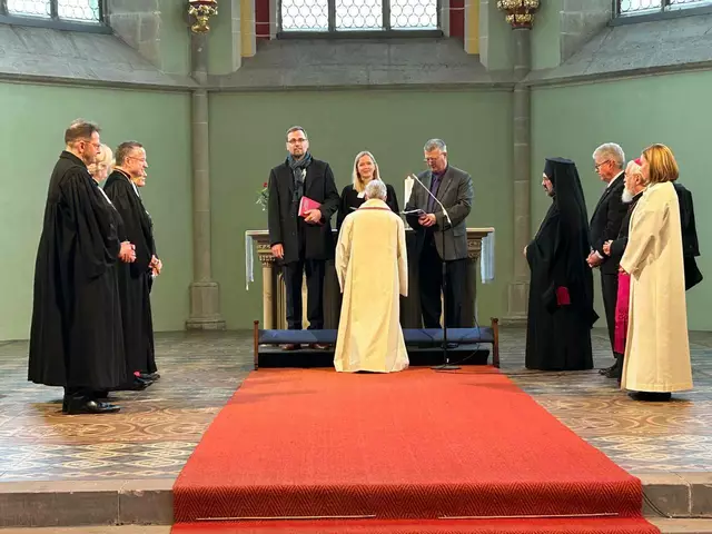 Karsten Wolkenhauer erhält das Amtskreuz. | Foto: Willi Wild