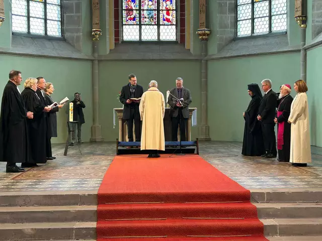 Die Einführung des neuen Kirchenpräsidenten Karsten Wolkenhauer (vorn) durch das Präsidium der Landessynode Anhalts (v.l.):  Jan Brademann, Peggy Rotter und Andreas Köhn | Foto: Willi Wild