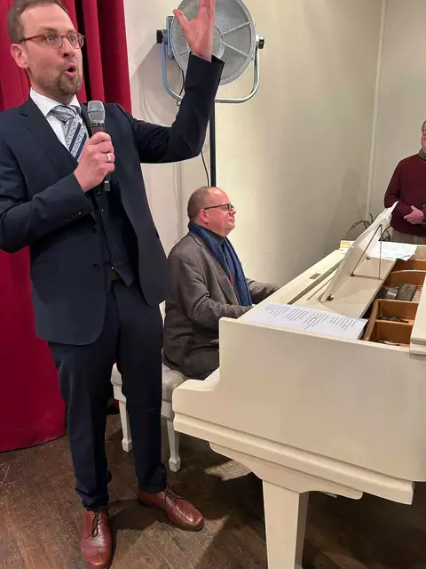 Angestimmt: Jan Brademann leitet zum Singen an | Foto: Willi Wild