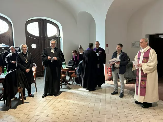 Bereit für den Gottesdienst in der Köthener Jakobskirche: Anne Gidion (v.l.), Joachim Liebig und Karsten Wolkenhauer (r.) | Foto: Willi Wild