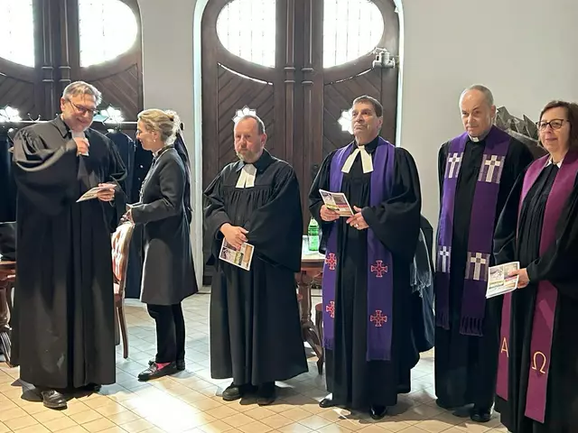 Prophetische Farbe: In seiner Predigt thematisierte Karsten Wolkenhauer den Sonntag „Lätare“. Er sagte. "Ich erlebe in diesen Tagen die liturgische Farbe des Sonntags Lätare als geradezu prophetisch. Für einen Moment nicht mehr Passion und Leiden, sondern österliche Freude. Allerdings noch nicht ganz. Beides ist für einen Moment gleich wahr. Zusammen ist beides vereint: Das Lila der Passionszeit und österliches Weiß sind für einen kostbaren Moment zugleich wahr in der liturgischen Farbe Rosa. Eine gute, eine wichtige Farbe für unser Nachdenken über Gegenwart und Zukunft. In Anhalt und in unserem Land.“ 

 | Foto: Willi Wild