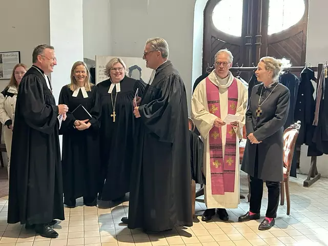 Joachim Liebig (Mitte), der zum 1. März 2024 in den Ruhestand getreten war, begrüßt Christian Kopp, Landesbischof der Evangelisch-Lutherischen Kirche in Bayern. | Foto: Willi Wild