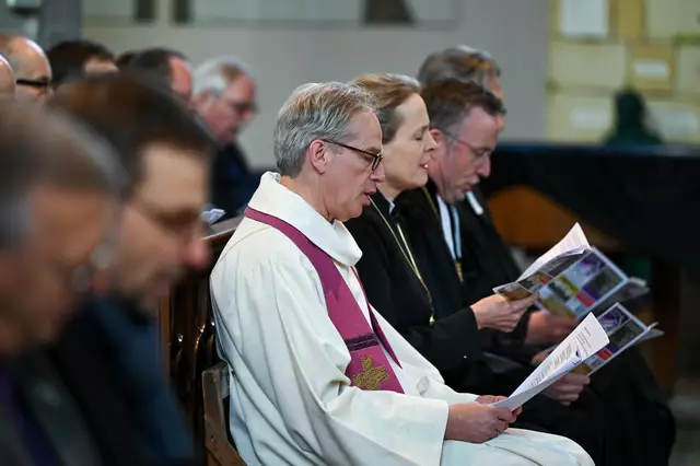 Gottesdienst in der Köthener Jakobskirche: Karsten Wolkenhauer; Anne Gidion, Bevollmächtigte der EKD beim Bund und der EU und Ehefrau Wolkenhauers; Christian Kopp, bayerischer Landesbischof (v.l.) | Foto: Heiko Rebsch