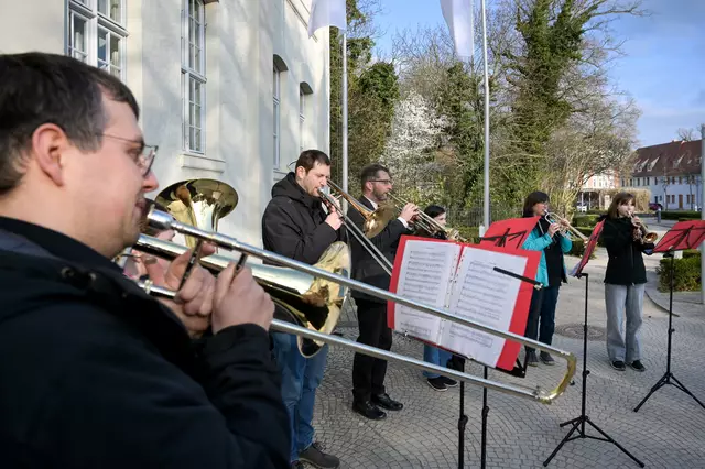 Musiker des Posaunenwerks grüßten die Gottesdienstbesucher und den Kirchenpräsidenten mit einem Ständchen, | Foto: Heiko Rebsch