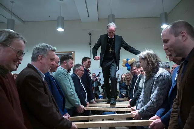 Vertrauen ist nötig: Karsten Wolkenhauer überquert die Balkenbrücke - sicher und wohbehalten! | Foto: Heiko Rebsch