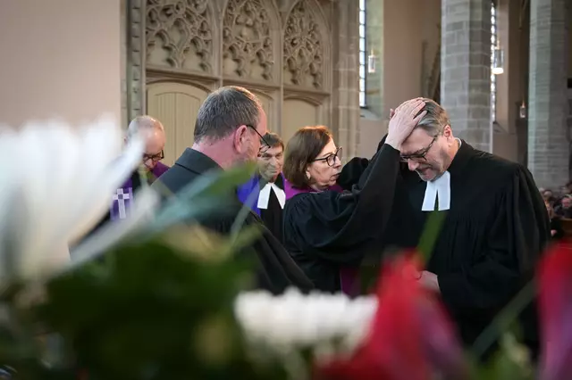 Mit einem Segen wird Joachim Liebig von Annegret Friedrich-Berenbruch aus dem Amt verabschiedet | Foto: Heiko Rebsch