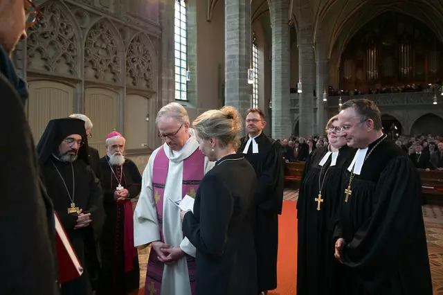 Karsten Wolkenhauer (4. v. r.) wird in sein neues Amt eingeführt. (v. l.) Emmanuel von Christoupolis, Bischof der Griechisch-Orthodoxen Metropolie von Deutschland; Magdeburgs katholischer Bischof Gerhard Feige; Karsten Wolkenhauer; Anne Gidion, Bevollmächtigte der EKD beim Bund und der EU und Ehefrau Wolkenhauers; Johannes Krug, Superintendent des EKBO-Kirchenkreises Teltow-Zehlendorf; Sabine Schümann, mecklenburgische Pröpstin; Christian Kopp, bayerischer Landesbischof | Foto: Heiko Rebsch