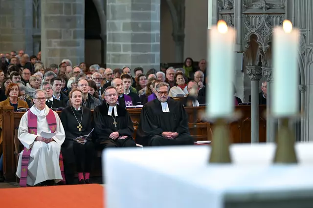 Gottesdienst in der Köthener Jakobskirche: Karsten Wolkenhauer; Anne Gidion, Bevollmächtigte der EKD beim Bund und der EU und Ehefrau Wolkenhauers; Christian Kopp, bayerischer Landesbischof, und Joachim Liebig, Anhalts ehemaliger Kirchenpräsident (v.l.) | Foto: Heiko Rebsch
