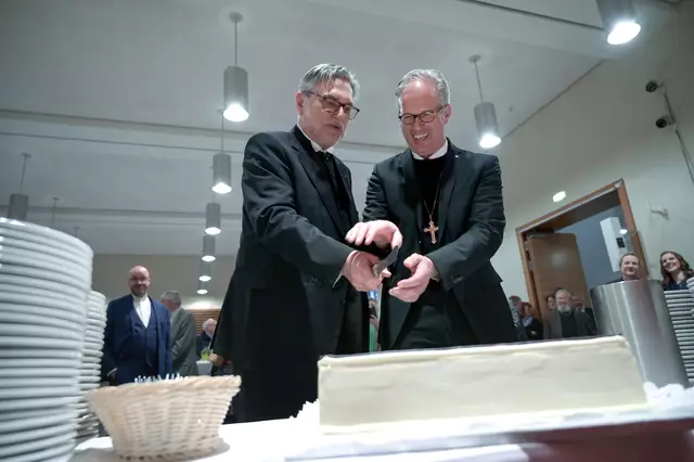 Schnittiges Duo: Joachim Liebig und Karsten Wolkenhauer scheiden gemeinsam die Torte an. | Foto: Heiko Rebsch