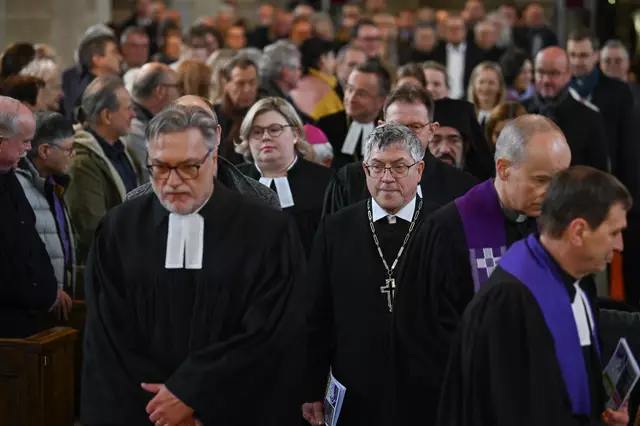 Gottesdienst in der Köthener Jakobskirche: Anhalts ehemaliger Kirchenpräsident Joachim Liebig und EKM-Landesbischof Friedrich Kramer (vorn, v.l.) | Foto: Heiko Rebsch