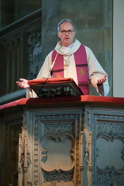 Predigt III: Der neue Kirchenpräsident betonte, die Zukunft der Kirche bedeute, einander zu helfen, sich gegenseitig Unzulänglichkeiten zu vergeben, miteinander zu lachen und zu weinen. Gnade sei für jeden da. | Foto: Heiko Rebsch