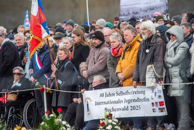 Gemeinsam mit dem Internationalen Komitees Buchenwald-Dora und Kommandos (IKBD) erinnerten Jugendliche im Rahmen eines mehrtägigen Treffens an die Selbstbefreiung des Lagers vor 80 Jahren.  Teilnehmer aus zehn europäischen Ländern waren vertreten, darunter Portugal, Ungarn und Belgien. Die Gruppe nahm auch am Gedenken auf dem Appellplatz teil.
  | Foto: Maik Schuck