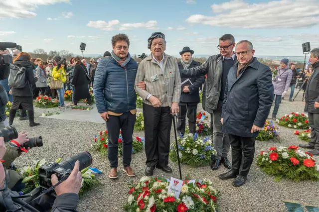 Holocaust-Überlebender Alojzy Maciak (Mitte) war aus Polen angereist.  | Foto: Maik Schuck