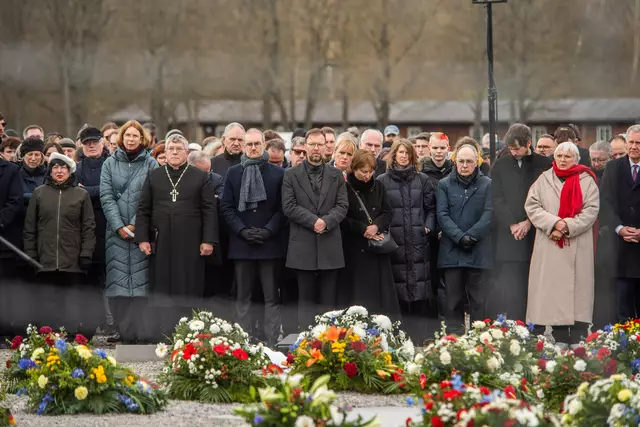 Zur Kranzniederlegung auf dem Appellplatz gedachten  Vertreter aus Kirche, Politik und Gesellschaft der Opfer. | Foto: Maik Schuck
