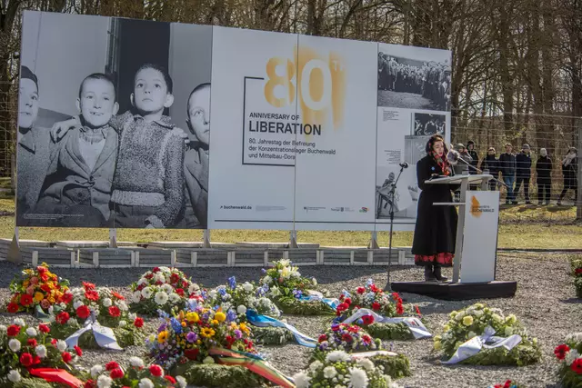 Als Rednerin war auch die ukrainisch-deutsche Publizistin und Politikerin Marina Weisband (Grüne) vertreten. Sie spreche bei dem Gedenken als "Brücke zwischen den Generationen", sagt sie. | Foto: Maik Schuck