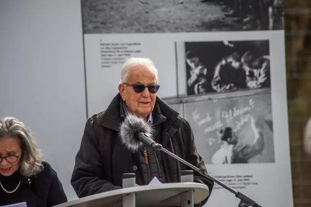Naftali Fürst: Dem Holocaust-Überlebenden hatte am Vorabend des Gedenkens Thüringens Ministerpräsident Mario Voigt (CDU) den Thüringer Verdienstorden verliehen. Fürst engagiert sich seit vielen Jahren dafür, die Erinnerung an die Opfer wachzuhalten.  | Foto: Maik Schuck