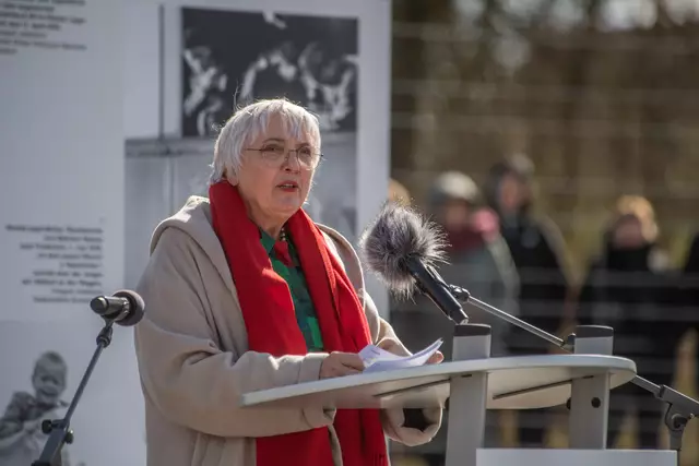  Kulturstaatsministerin Claudia Roth (Grüne) hat zum 80. Jahrestag der Befreiung des Konzentrationslagers das Engagement von Zeitzeugen gewürdigt. Dem unermüdlichen Einsatz der Zeitzeugen sei es zu verdanken, dass Deutschland aus seiner Geschichte lernen und sich seiner Verantwortung stellen könne, sagte Roth bei der Kranzniederlegung. | Foto: Maik Schuck
