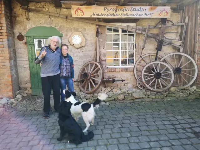 Dorfidylle: Ludger Seybering und seine Frau Christin leben zusammen mit den Hinden Bärbel und Finn seit 2019 auf dem einstigen Holdenstedter Stellmacherhof. | Foto: Beatrix Heinrichs