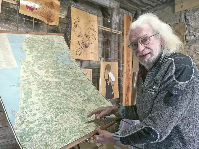 Vorbild für das knapp drei mal zwei Meter große Holzkunstwerk diente Ludger Seybering eine Lehrkarte für den kirchlichen Unterricht aus dem Jahr 1933. | Foto: Beatrix Heinrichs