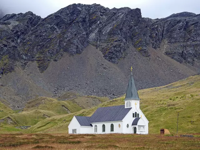 Die "Whalers Church" wurde 1913 mitten auf einer Insel im Südatlantik gebaut. In dem Gotteshaus gibt es bis heute eine Bibliothek, früher befand sich hier auch ein Kino. | Foto: Edgar S. Hasse