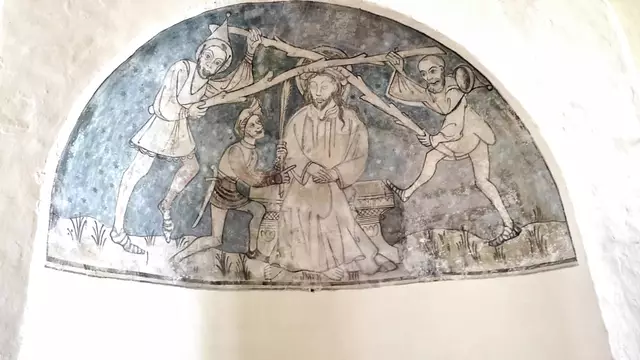 Eine Darstellung in der Marienkirche Gardelegen zeigt zwei Juden, die Jesus die Dornenkrone aufsetzen. | Foto: Ruth-Barbara Schlenker