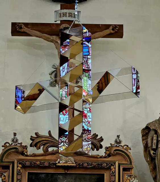 Die "Goldene Himmelsleiter" von Ludger Hinse in der St.-Trinitatis-Kirche in Sondershausen. | Foto: Regina Englert