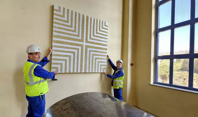 Installation der Gemälde im Bergwerk Sondershausen - Fördermaschinenhalle. | Foto: Regina Englert