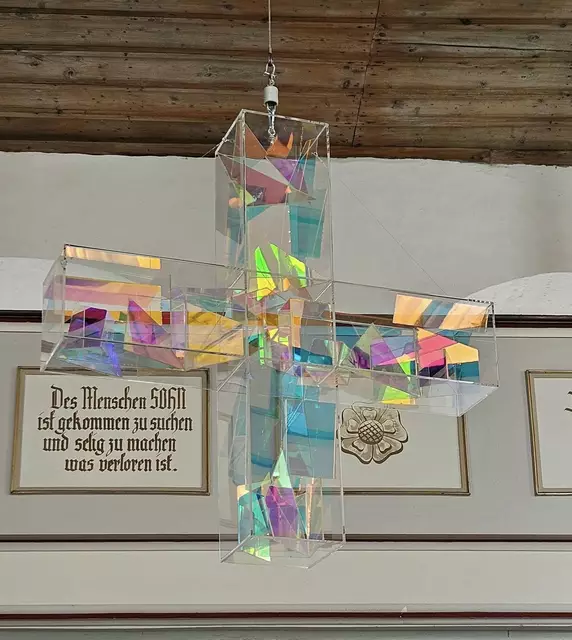 Splitter-Sternenkreuz in der Rosenkirche zu Elende. | Foto: Regina Englert