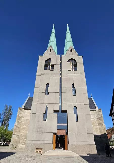 St.-Johannis in Ellrich mit den neuen Türmen am Tag der Ausstellungseröffnung der LICHTwege. | Foto: Regina Englert