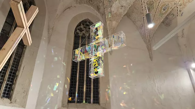 Sternen-Splitterkreuz von Ludger Hinse in der St.-Johannis-Kirche zu Ellrich in der Osternacht 2025. | Foto: Regina Englert