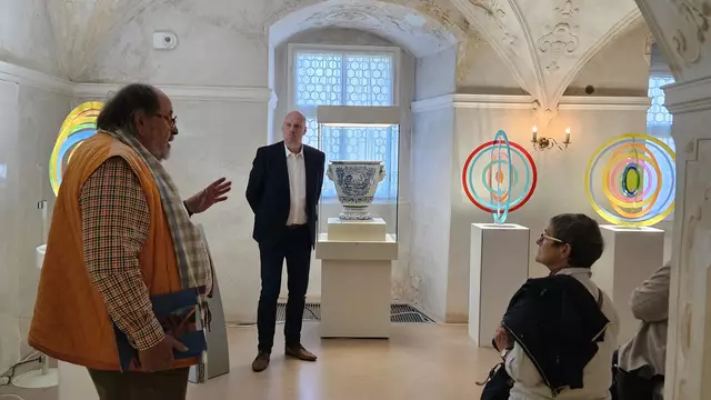 Ludger Hinse bei der Eröffnung im Schlossmuseum in Sondershausen mit dem Bürgermeister. | Foto: Regina Englert