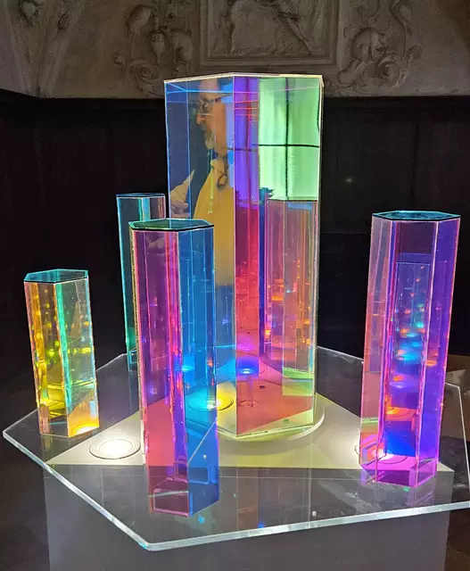 Kinetisches Objekt im Schlossmuseum Sondershausen mit Spiegelung des Künstlers. | Foto: Regina Englert