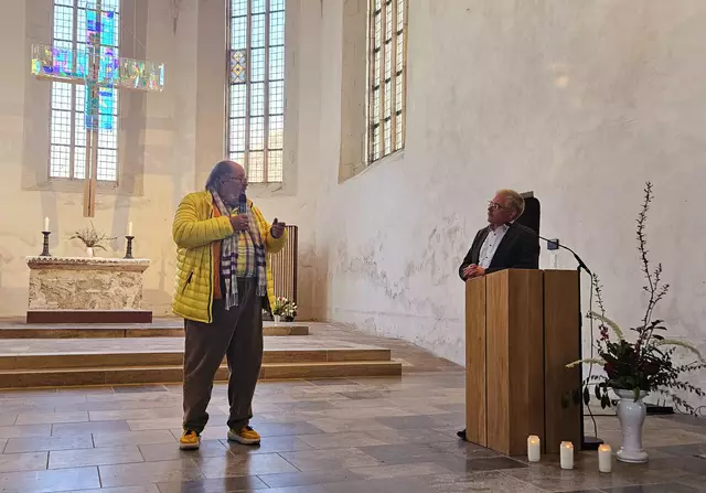 Superintendent Andreas Schwarze interviewt den Künstler Ludger Hinse bei der Eröffnungsveranstaltung. | Foto: Regina Englert