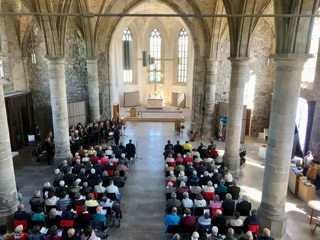 Die Kirche füllt sich zur Eröffnung in Ellrich. | Foto: Regina Englert