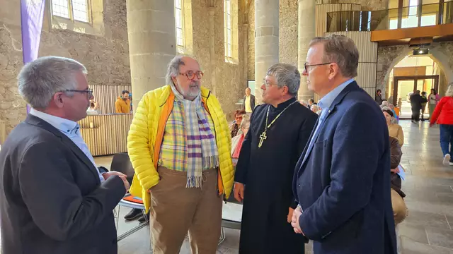 Vor der Eröffnung im Gespräch. | Foto: Regina Englert