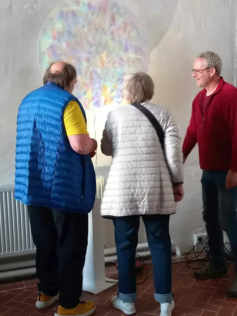 Installation der Lichtscheibe "Himmlisches Jerusalem" in der Frauenbergkirche zu Nordhausen mit Pfarrer Klemens Müller. | Foto: Regina Englert