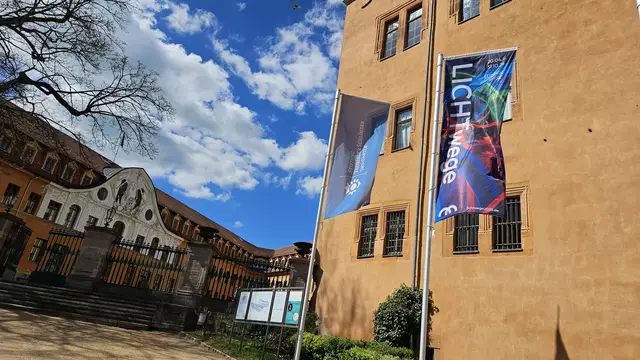 Allerorten weisen Fahnen, Banner und Aufsteller auf die Ausstellung hin. | Foto: Regina Englert