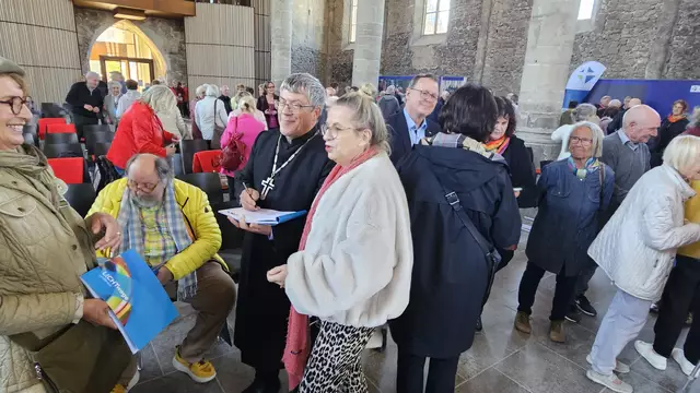 Große Signierstunde des neuen Ausstellungskataloges mit Künstler, Landesbischof und Bundestagsvizepräsident.  | Foto: Regina Englert