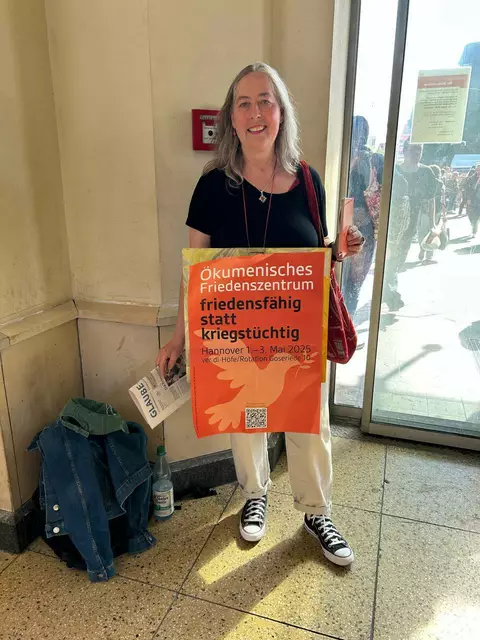 Gut beworben, aber kein offizieller Programmpunkt: Eine Teilnehmerin informiert über das Friedenszentrum des Kirchentages. Zu den Mitwirkenden gehören der EKD-Friedensbeauftragte Landesbischof Friedrich Kramer und der frühere badische Landesbischof Jochen Cornelius-Bundschuh. Schirmherrin des Ökumenischen Friedenszentrums ist die Theologin Margot Käßmann. | Foto: Willi Wild