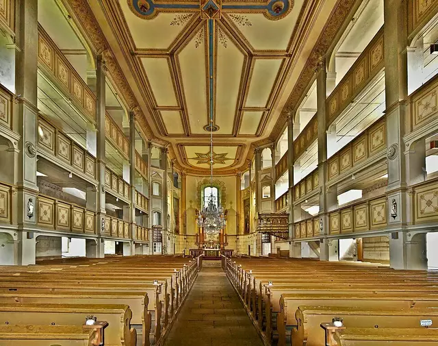 Innenansicht: Blick zum Altar | Foto: Uckermaerker, CC BY-SA 4.0, https://commons.wikimedia.org/w/index.php?curid=80310278