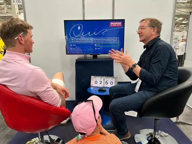 Ökumene in der Mitte: Matthias Ansorg (r.) beim Glaubensquiz mit einem Kirchentagsbesucher | Foto: Willi Wild