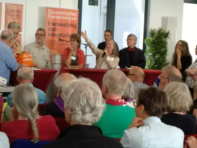Dem Vortrag Friedrich Kramers (2. v. r.) schloss sich eine lebhafte Diskussion an. Pfarrerin Susanne Büttner (Mitte mit Mikro) fordert der Reihe nach auf.  | Foto: Angela Stoye