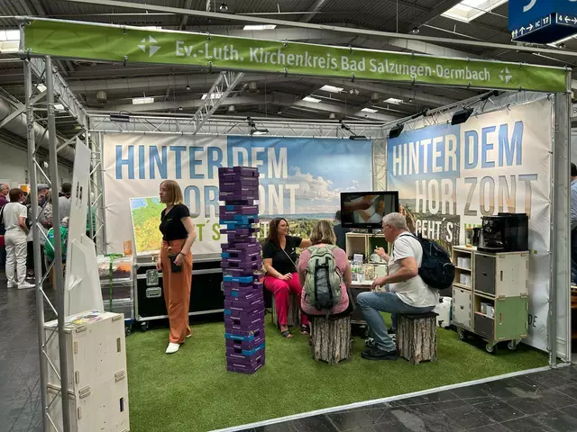 Grüne Rhönwiese nach Hannover verpflanzt: Am Stand des Kirchenkreisen Bad Salzungen-Dermbach gibt es unter anderem  ein großes Diakonie-Jenga.     | Foto: Willi Wild