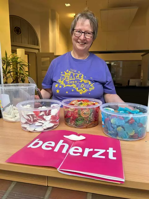 Beherzt zugreifen: Beim Abend der Begegnung gab es das Kirchentagsmotto "mutig, stark, beherzt" auch zum Naschen. | Foto: Willi Wild