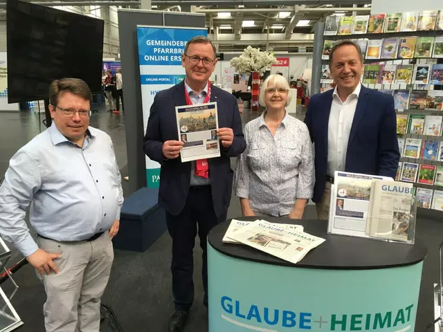 Prominenter Besuch am G+H-Stand: Bodo Ramelow (2.v.l.), ehemaliger Thüringer Ministerpräsident informiert sich bei (v.l.) André Poppowitsch, Gerlint Buchwald und G+H Chefredakteur Willi Wild über die Leserreise nach Rom, die er als Reisebegleiter unterstützen wird. | Foto: Paul Wellsow