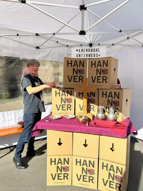 Nicht von Pappe: Was wäre der Kirchentag ohne Papphocker? U die unkonventionellen Sitzgelegenheiten kümmert sich der Der „Freundeskreis Kirchentag ". Die Helfer stellen unter anderem die Papphocker auf, bewachen Hallentore, managen Quartiere, verteilen Kirchentagsschals, entsorgen Müll und sperren Straßen  | Foto: Willi Wild