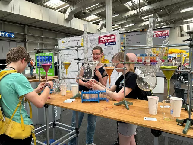 Ökumene in der Mitte: Am Gemeinschaftsstand der EKM, der Landeskirche Anhalts und den Bistümern Erfurt und Magdeburg wird Glaube zur Laborerfahrung | Foto: Willi Wild