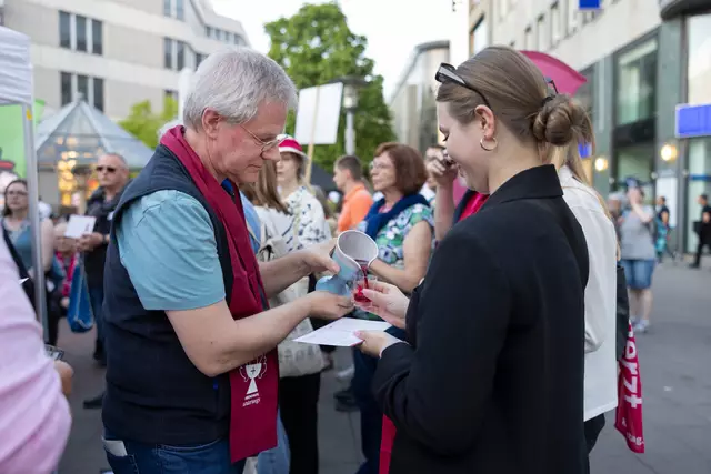 Spontane Abendmahlsfeier beim Abend der Begegnung. | Foto: epd-bild/Paul-Philipp Braun