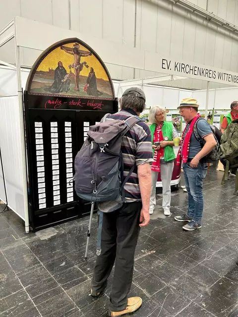 Thesen zum Mitnehmen: Der Kirchenkreis Wittenberg ist auf dem Kirchentag vertreten - mit Thesentür. | Foto: Willi Wild