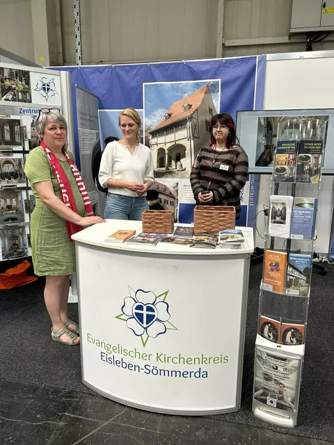 EKM goes Hannover: Am Stand des Kirchenkreises Eisleben-Sömmerda informieren (v.l.) Christine Doleschal, Ehrenamtliche aus Holdenstedt (Kirchengemeinde Allstedt), Pfarrerin Dr. Laura Krannich und Juliana Bernadeau (Kirchengemeinde Kölleda) über die Gemeindearbeit in ihrer Region. | Foto: Willi Wild
